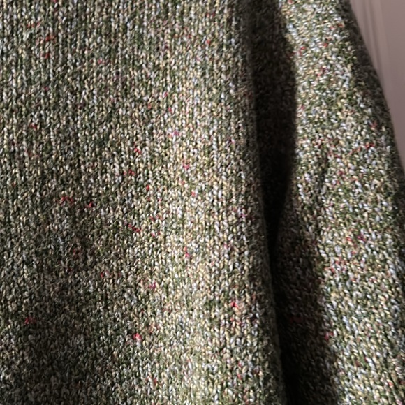 Green Sweater 💗 - Picture 5 of 8